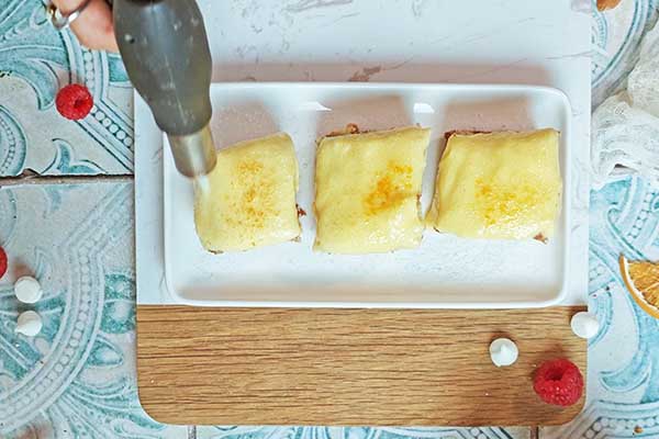 Ciasto creme brulee palenie cukru na ciasto creme brulee