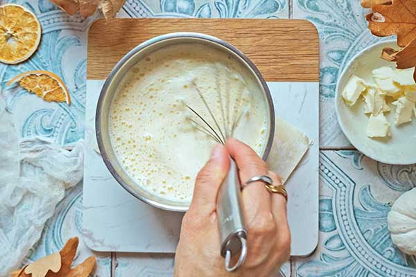 Ciasto creme brulee mieszanie masy na budyń