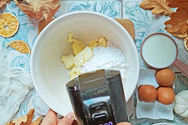 Ciasto creme brulee miksowanie masła z cukrem na puszysto