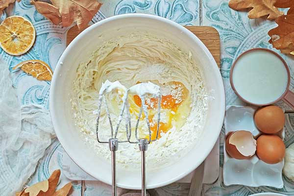 Ciasto creme brulee dodawanie jajek do zmiksowanego masła