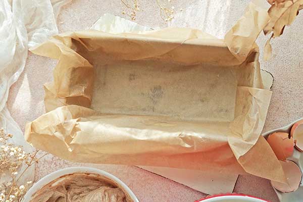 Marmurkowe ciasto cynamonowe forma przygotowana do pieczenia ciasta