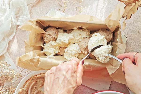 Marmurkowe ciasto cynamonowe nakładanie naprzemiennie ciasta do formy do pieczenia