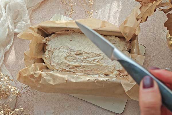 Marmurkowe ciasto cynamonowe mieszanie dwóch rodzajów ciasta nożem w formie do pieczenia