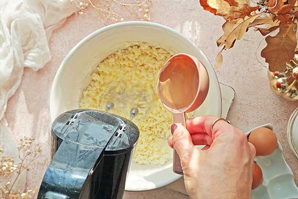 Marmurkowe ciasto cynamonowe dodawanie oleju do miksowanego masła z cukrem