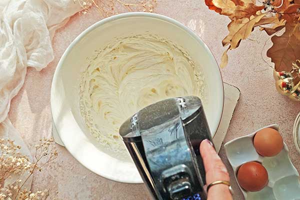 Marmurkowe ciasto cynamonowe masło z cukrem zmiksowane na puszysto