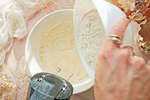 Marmurkowe ciasto cynamonowe dodawanie mąki do ucieranego ciasta